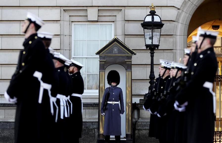 英国皇家卫队换岗仪式现海军 系400年来首次