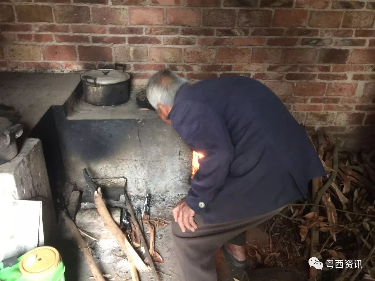 老人正在记住的邻居里生火做饭