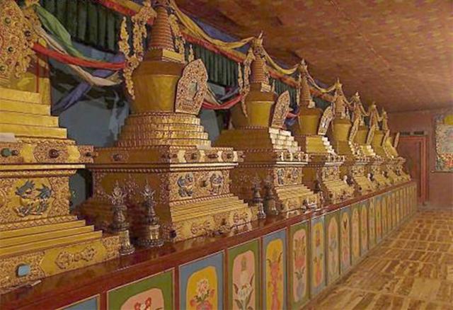 清朝时期皇室成员们都是忠实的藏传佛教信仰者,他们都认为自己就是