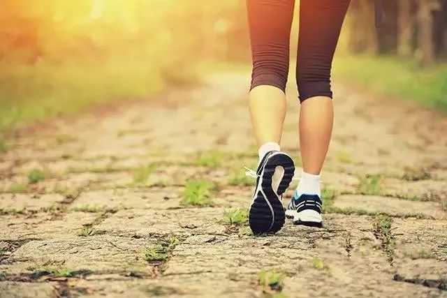 很多人常走两步就累,或者感到腰膝酸痛,除了肌肉力量不足,跟走路的