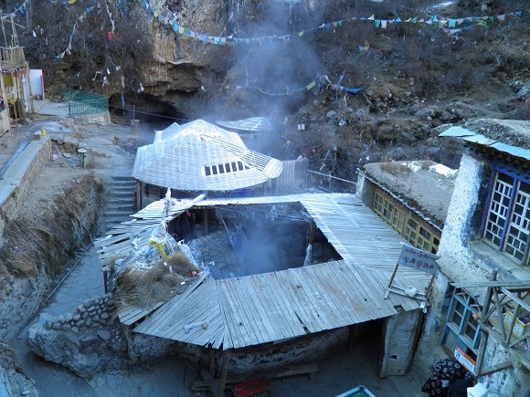 德仲温泉还是西藏有名的拥有千年温泉蛇的温泉,在这里泡汤,不仅可以与