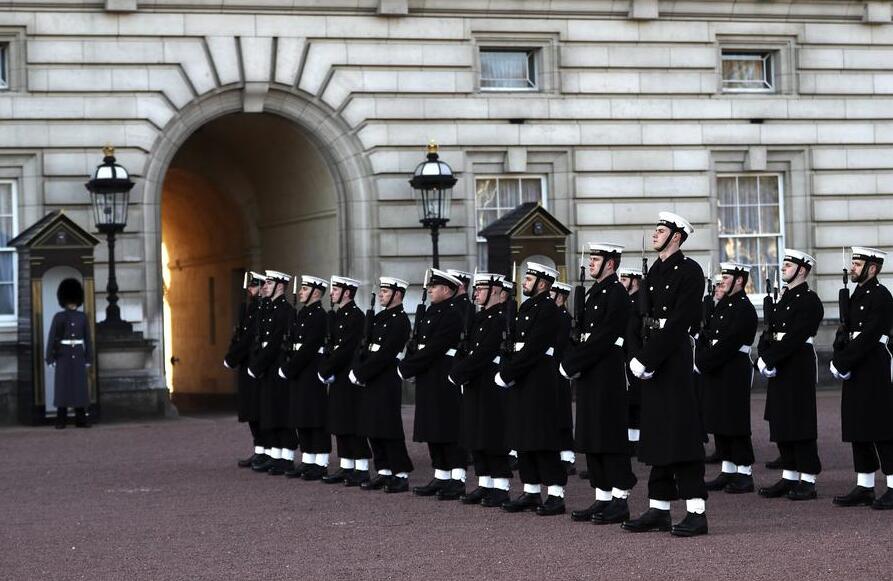 英国皇家卫队换岗仪式现海军 系400年来首次
