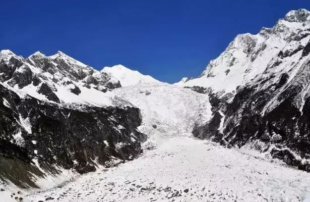 海螺沟,有一条比贵州黄果树瀑布还要著名的"大冰瀑",它从雪山高处倾泻