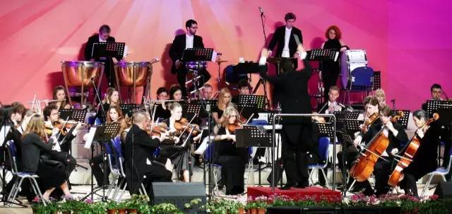 德国汉堡节日交响乐团即将奏响《龙的传人》!