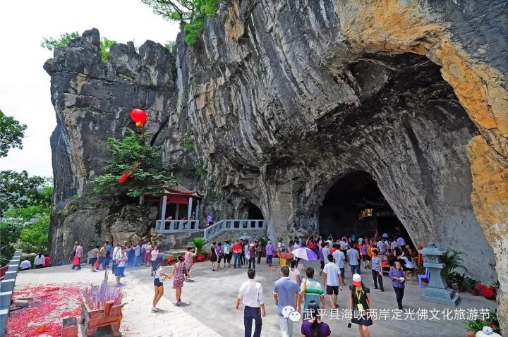 旅游 正文  定光佛祖庙位于武平县岩前镇灵岩村,是定光圆应普慈通圣