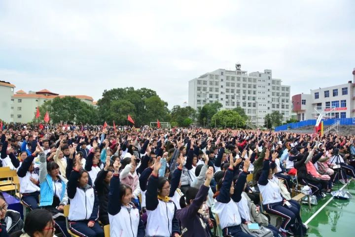 武平一中上千师生雨中倾听励志演讲!