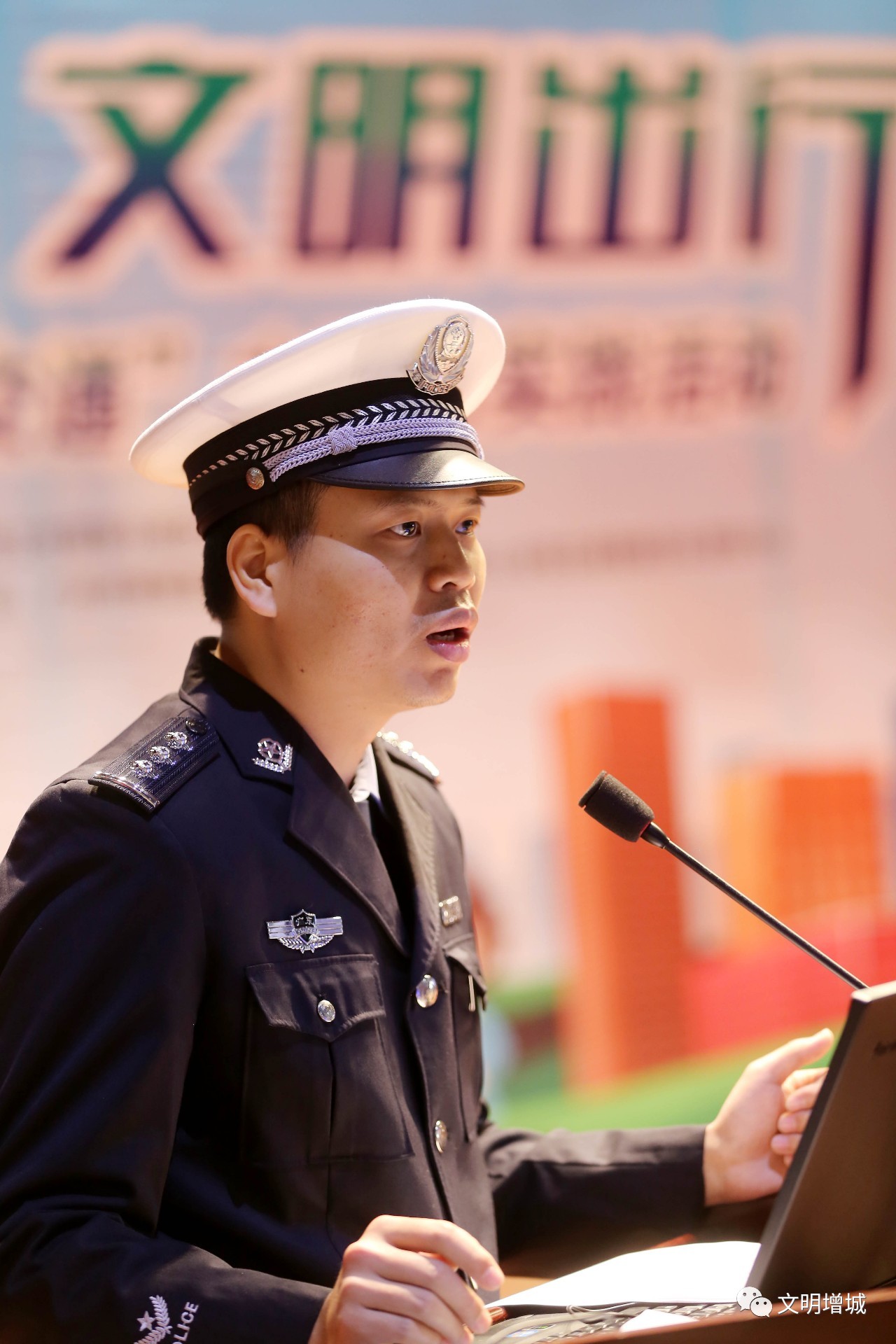 活动中,主办方邀请了交警大队宣讲员李奕尧警官为现场观众作《摒弃