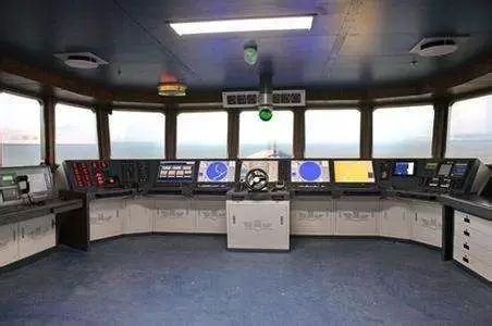 位于展馆中心的航海模拟器以大型集装箱船驾驶室为模拟器原型,生动