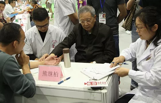 2017中医药康博会圆满闭幕,国医大师熊继柏携四大中医院义诊,广受大众