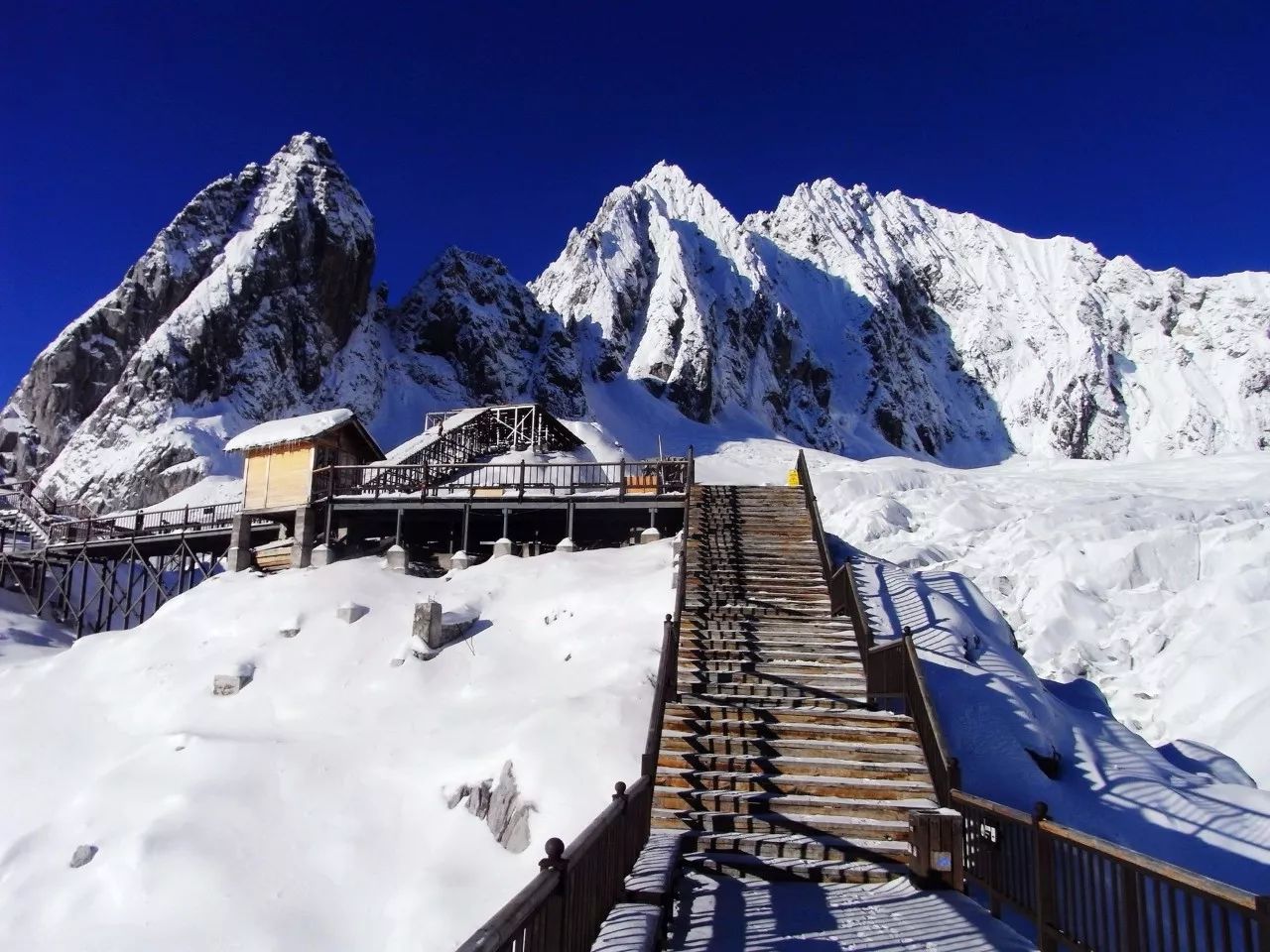 view:雪山观景台