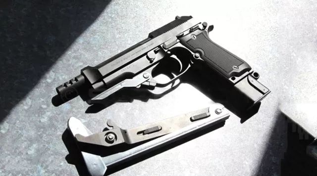 手枪中的冲锋枪枪托还可折叠被淘汰的贝瑞塔93r手枪