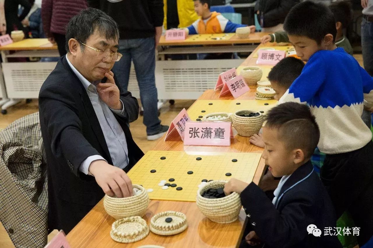 "看着著名围棋九段棋手常昊现场细心地教授自己的女儿张雅雯,并夸赞她