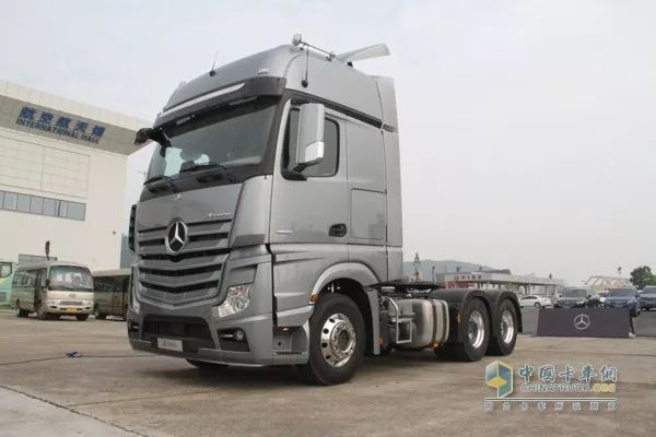 梅赛德斯-奔驰新actros 2651 6x2 牵引车