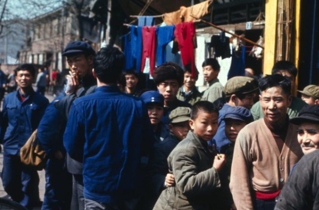 外国人拍摄的1975年中国老照片:想不到70年代的中国是