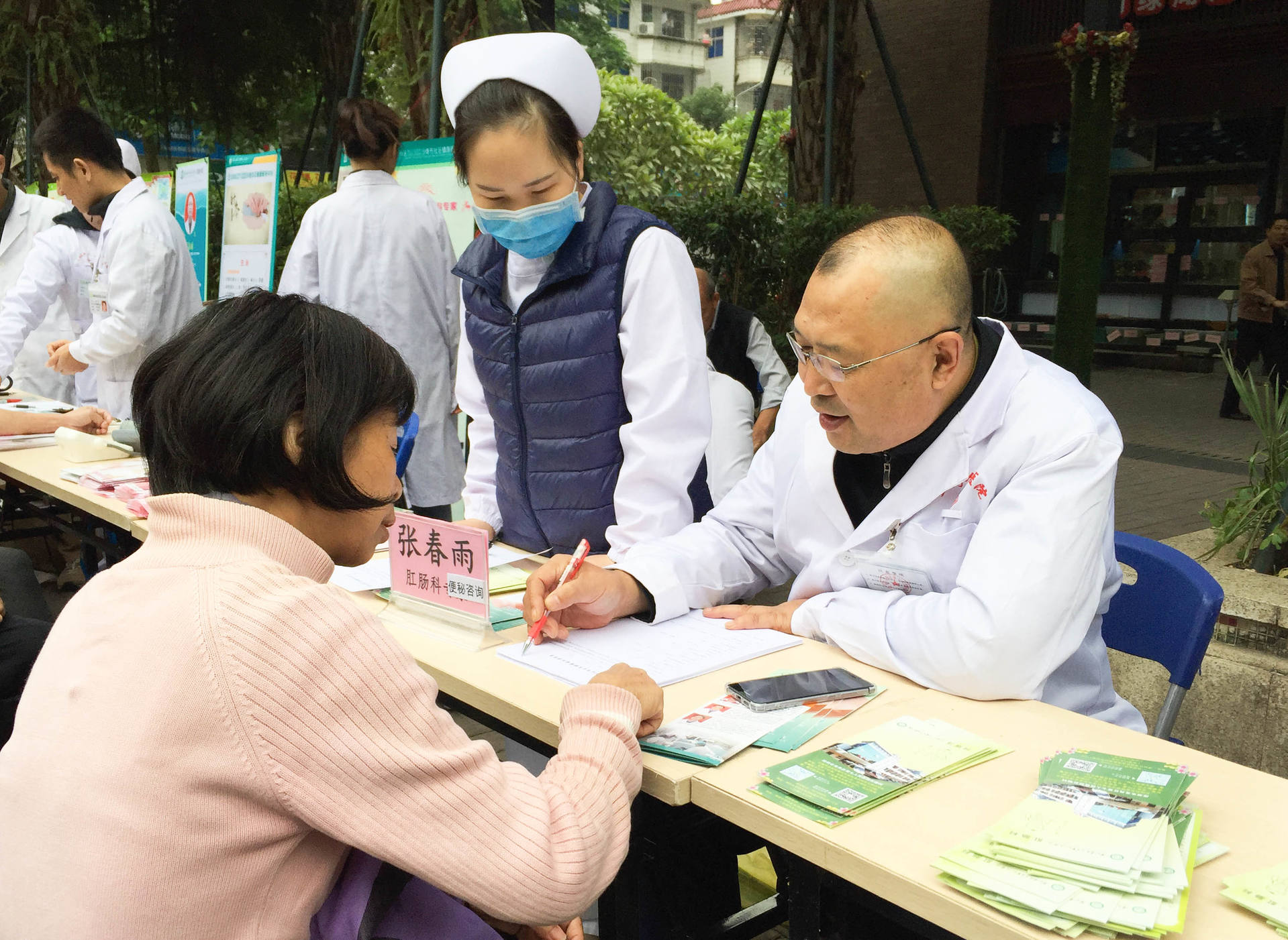 肛肠科专家张春雨主任医师为居民答疑解惑—现场,医护人员还为居民