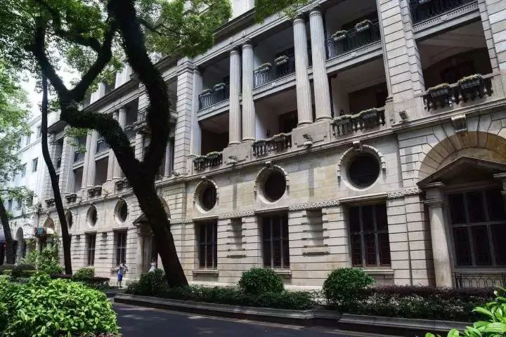 南面和北面建有尖顶阁楼 汇丰银行 原是汇丰银行 位于沙面大街54号