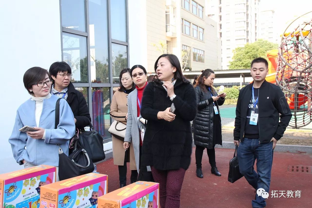 苏州平江新城幼儿园园长褚卫女士带领园长们参观园所,并介绍园所教育