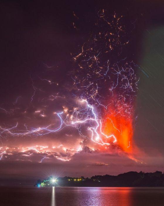 加西亚早前在智利旅游时拍下了calbuco火山爆发时岩浆与闪电交错的