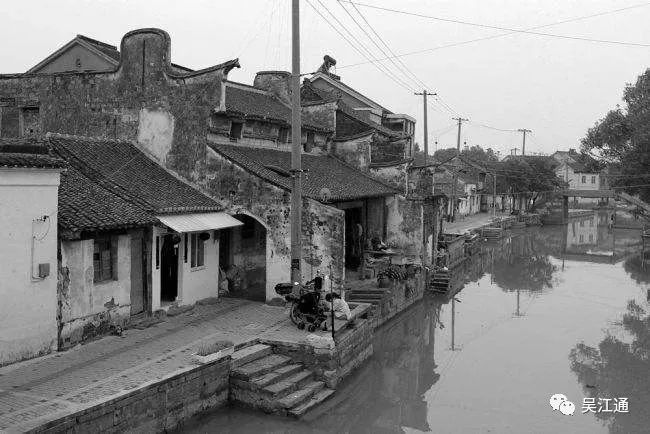 八坼老街春 江 水 暖小河静静地穿镇而过,划过一个大大的"人"字,温柔