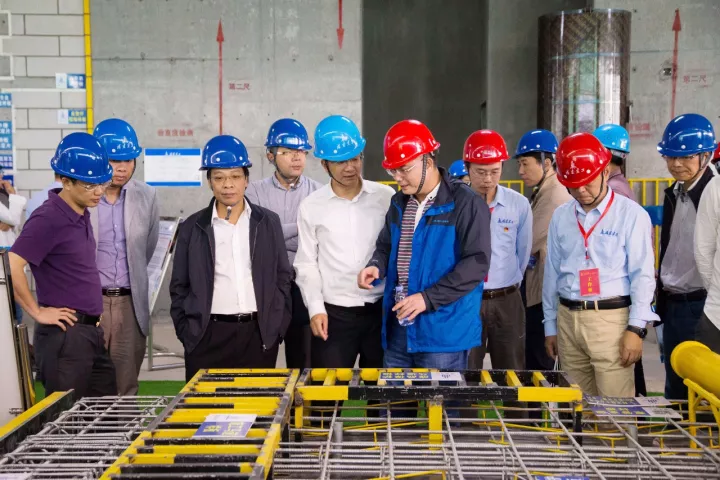 福建省住房和城乡建设厅总工程师陈义雄(左三)参观了观摩会