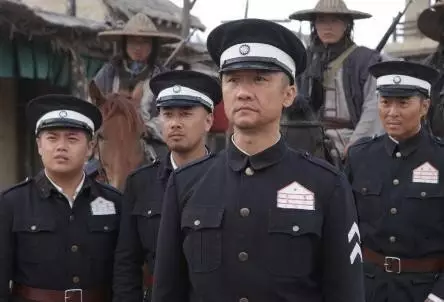 了礼服,统一警官和警士的服装,制服上只用领章,胸章和腰带区分警衔