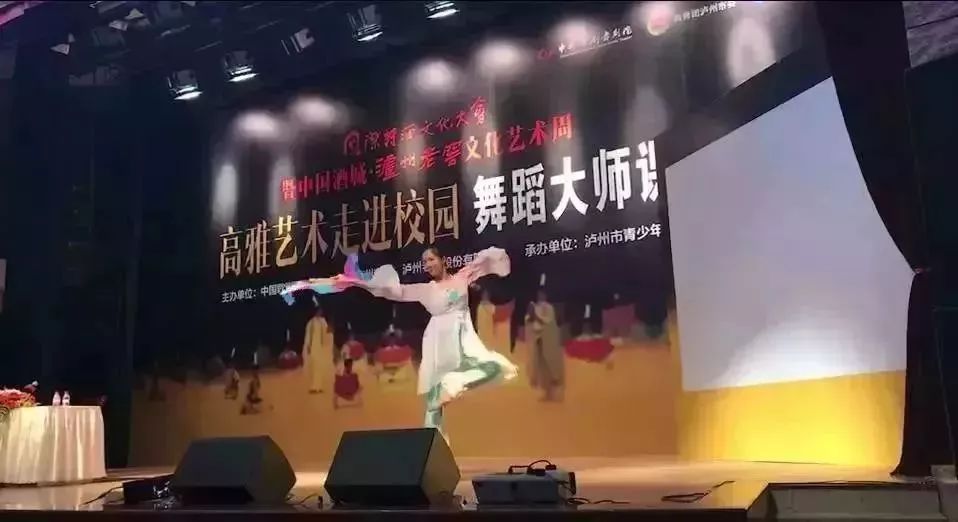 舞剧演员余瑜在"舞蹈大师课"上表演扇舞丹青舞剧演员高雯倩在"舞蹈