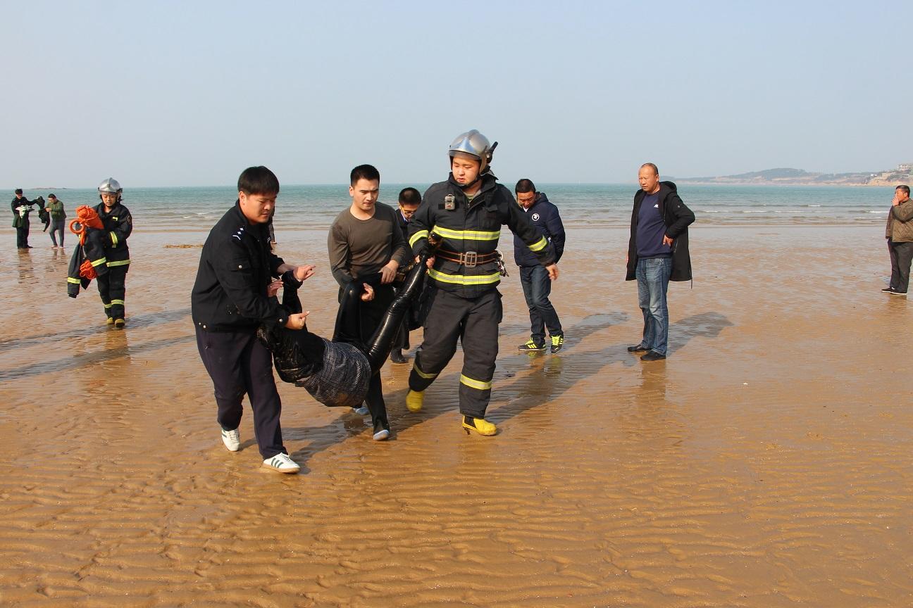 惊险!金海滩海水浴场有女子欲轻生,民警及时赶到将她救回