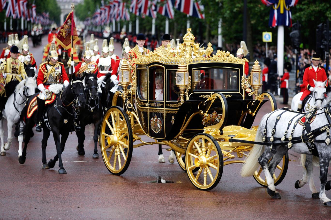 英国女王在马车上的固定座位位于车厢右侧