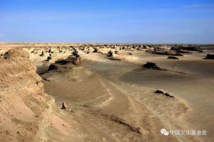 认为罗布泊南北游移的周期是1500年,是由于湖底周期性沉积,抬升和风饱