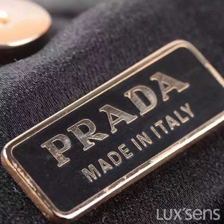 时尚 正文  prada三角logo位于包体居中位置,车线和三角logo距离匀称