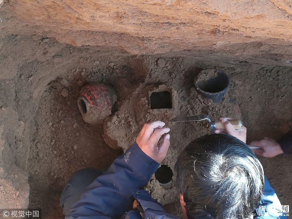 陕西首次发现秦代积炭墓 出土大量文物