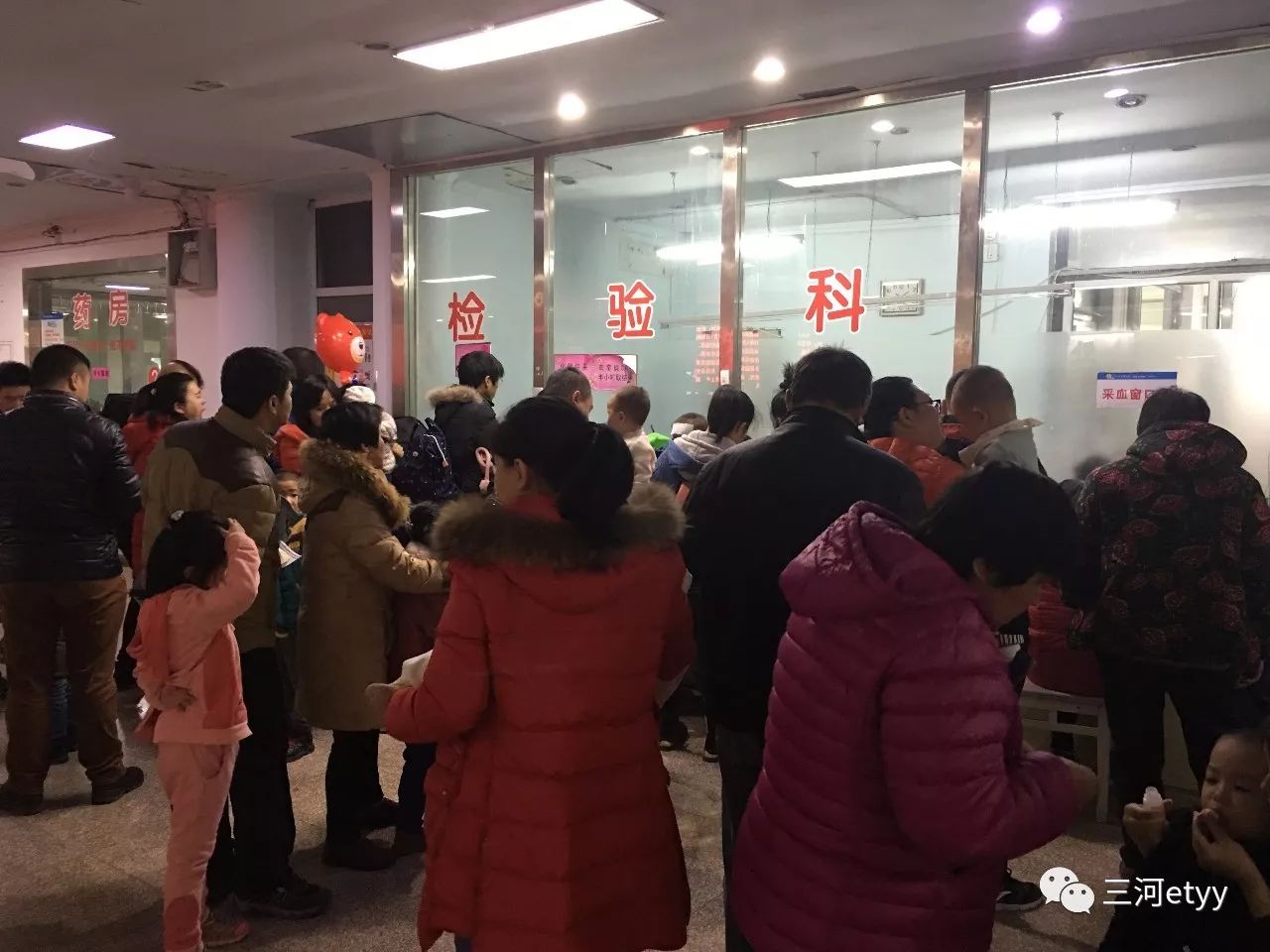 来感受下上午10点钟三河市儿童医院就诊大厅,挂号缴费化验的排队情况.