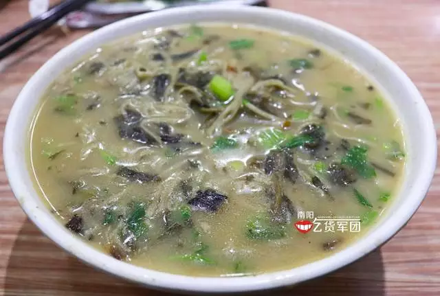 这碗山野菜绿豆面,相信非常多的人都吃过