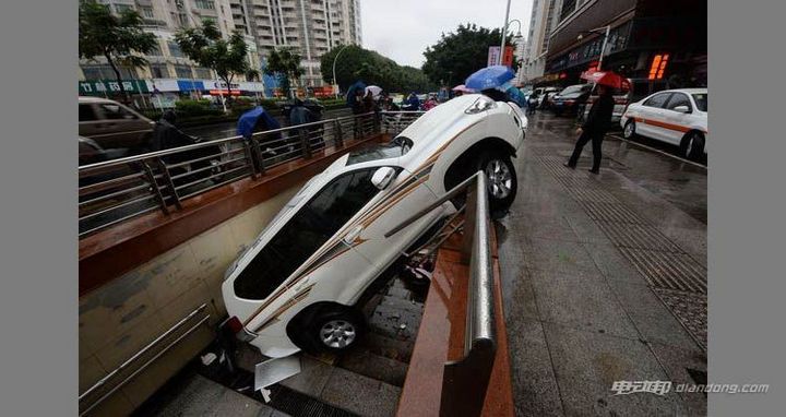 那些惊掉下巴的奇葩车祸,脑洞再大也不知道是怎么发生的!