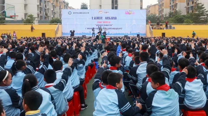 wuli点子家族的辉辉和付饶来到南宁市江南区富乐小学,与 广西欧亚嘉华