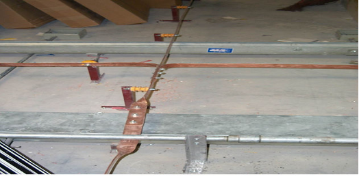 均压环采用30mm×3㎜紫铜带安装在静电地板下排成环形格,通过绝缘端子