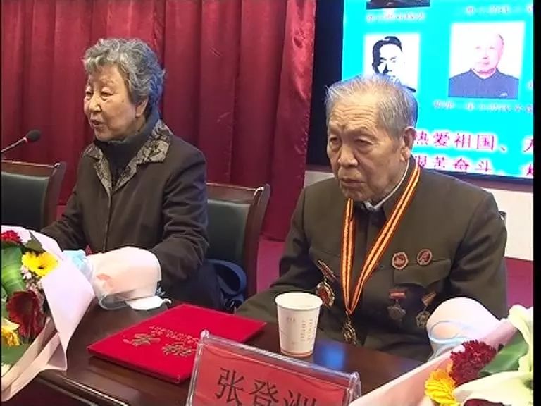 大同十二中邀请老革命军人张登洲夫妇做传统教育报告