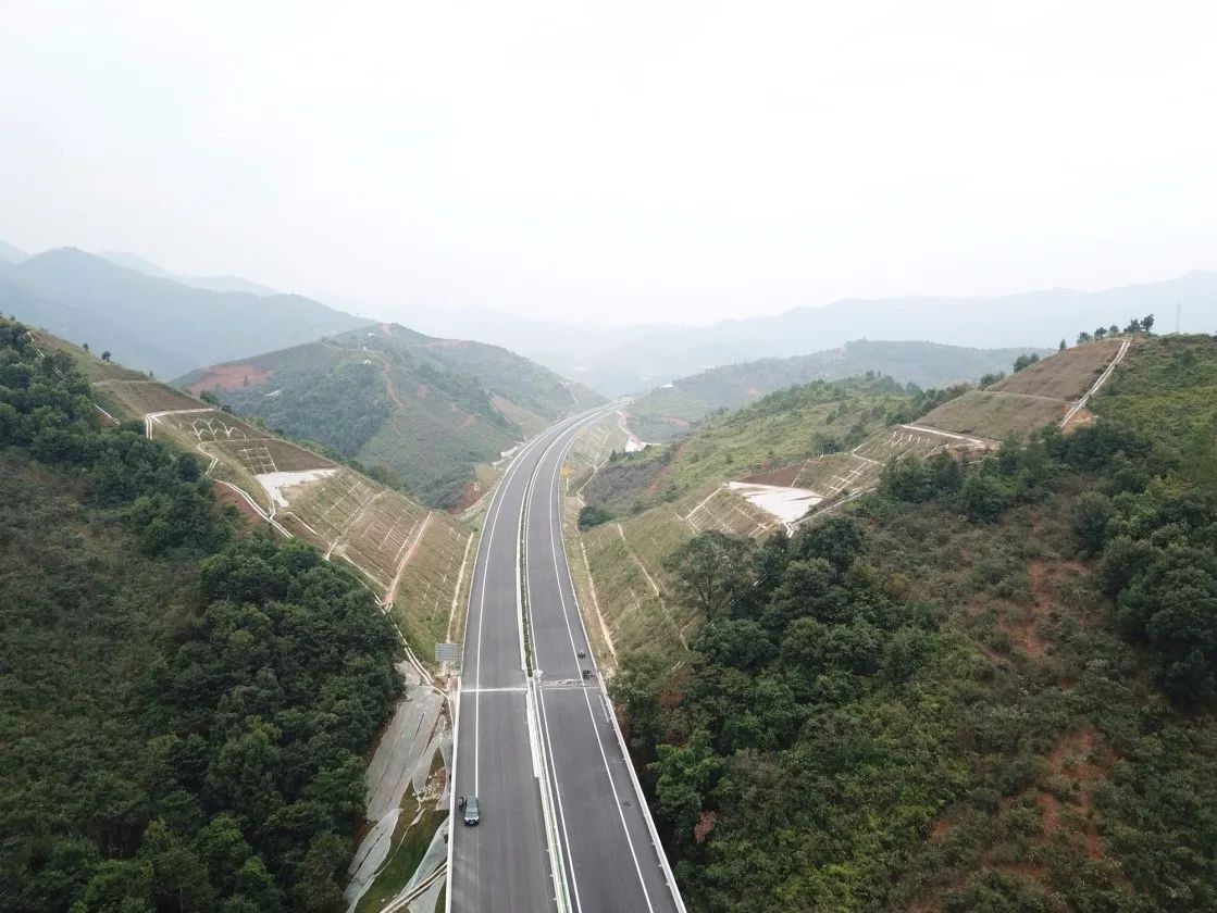 路堑边坡两礤隧道3沿线交叉工程多,涉及高速公路,航道,铁路,地方公路