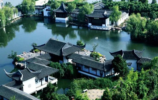 经济总量占徐霞客镇总量的62%,位列无锡市16家重点园区第6位.
