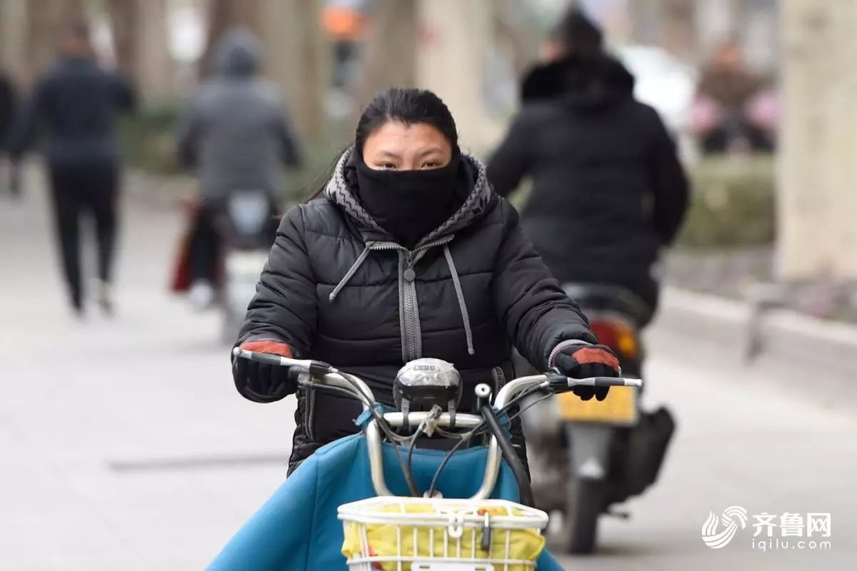 骑电瓶车的市民"全副武装"抵抗严寒.