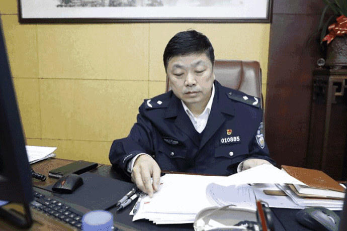 生活 正文  党的十九大胜利闭幕后,上海市公安局浦东分局组织通过多种
