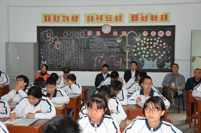 区教研员到外砂华侨中学视导教育教学工作