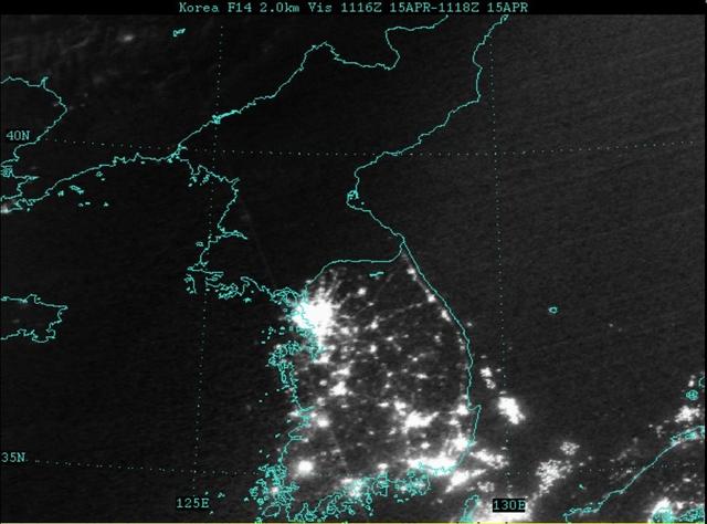 这是韩国和朝鲜的夜晚卫星视图