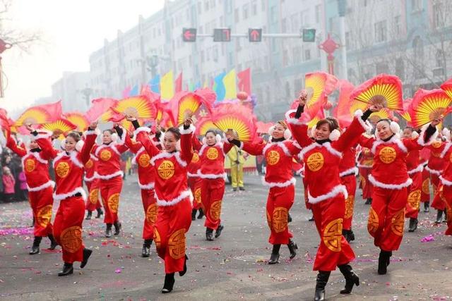 东北秧歌起源于插秧耕田的劳动生活,又和古代祭祀农神祈求丰收,祈福禳