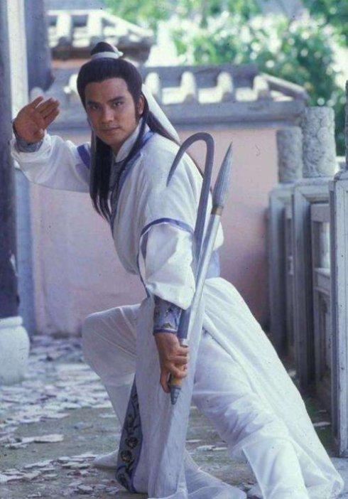 本周末tvb将重播1986年拍摄的金庸武侠剧《倚天屠龙记》,梁朝伟在剧中