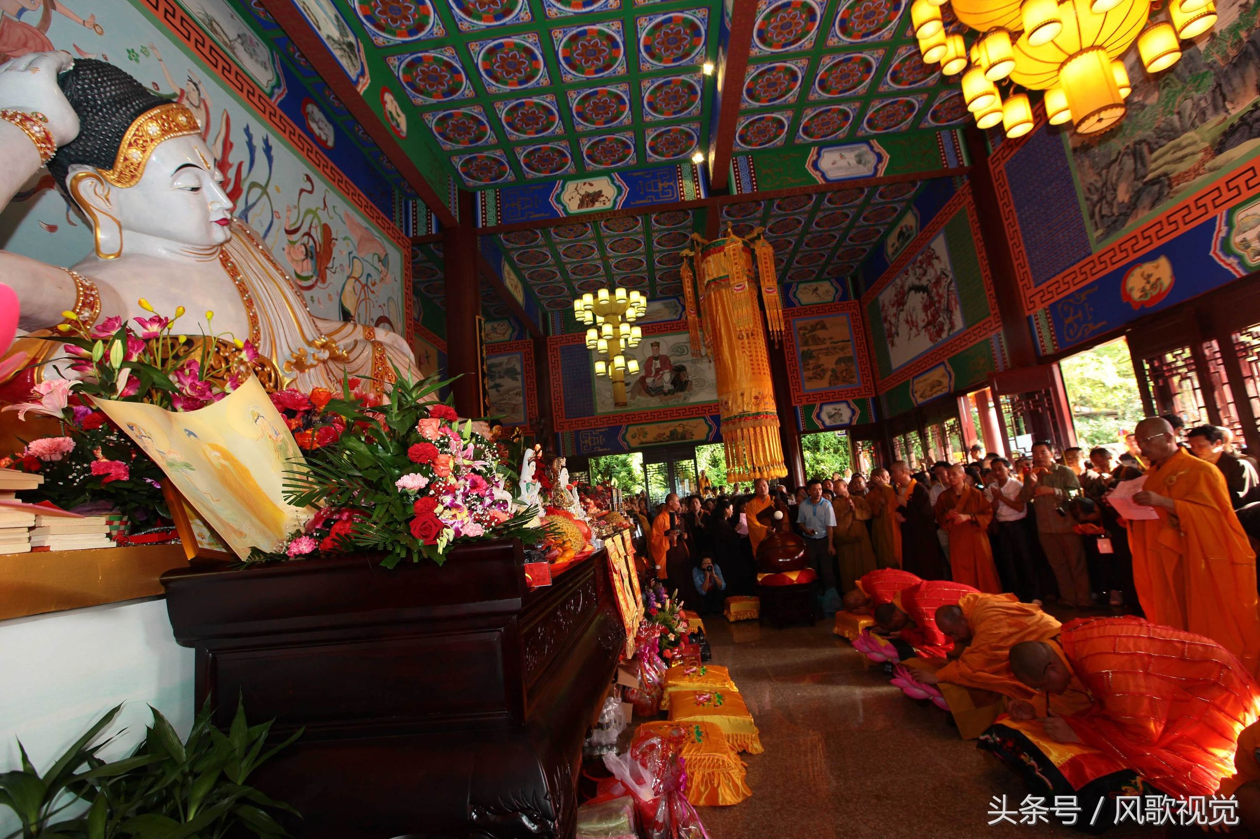 在海南省陵水黎族自治县三昧寺卧佛殿落成典礼上,各地佛教信众烧香