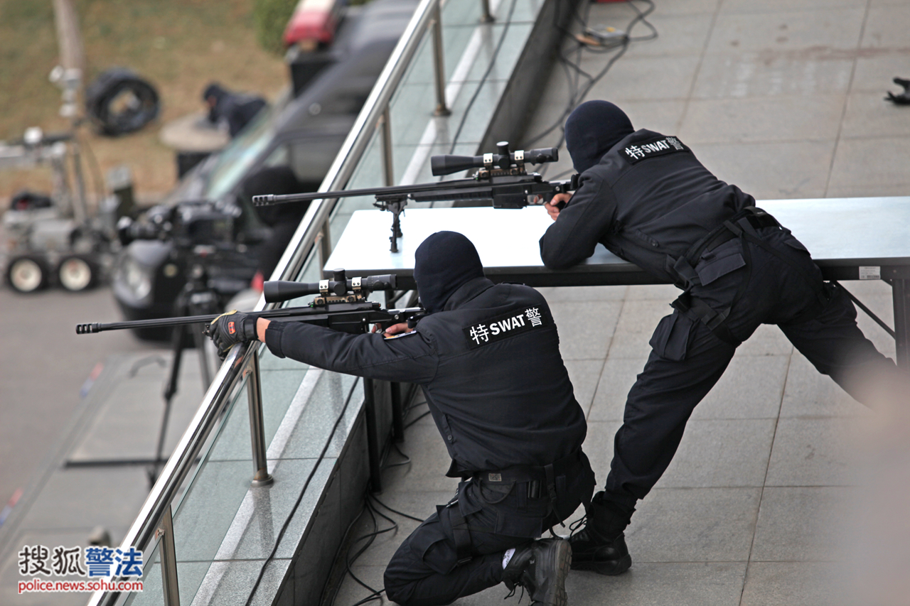 反恐特警队员配合默契展示过硬技战术 警务装备亮相