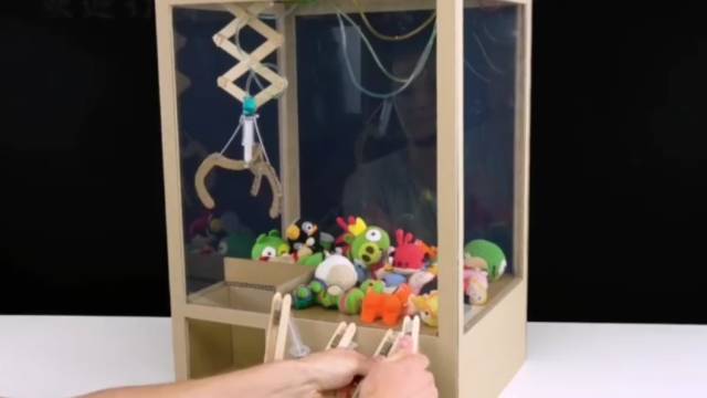 女大学生自制娃娃机,宿舍里狂抓!(附视频教程)