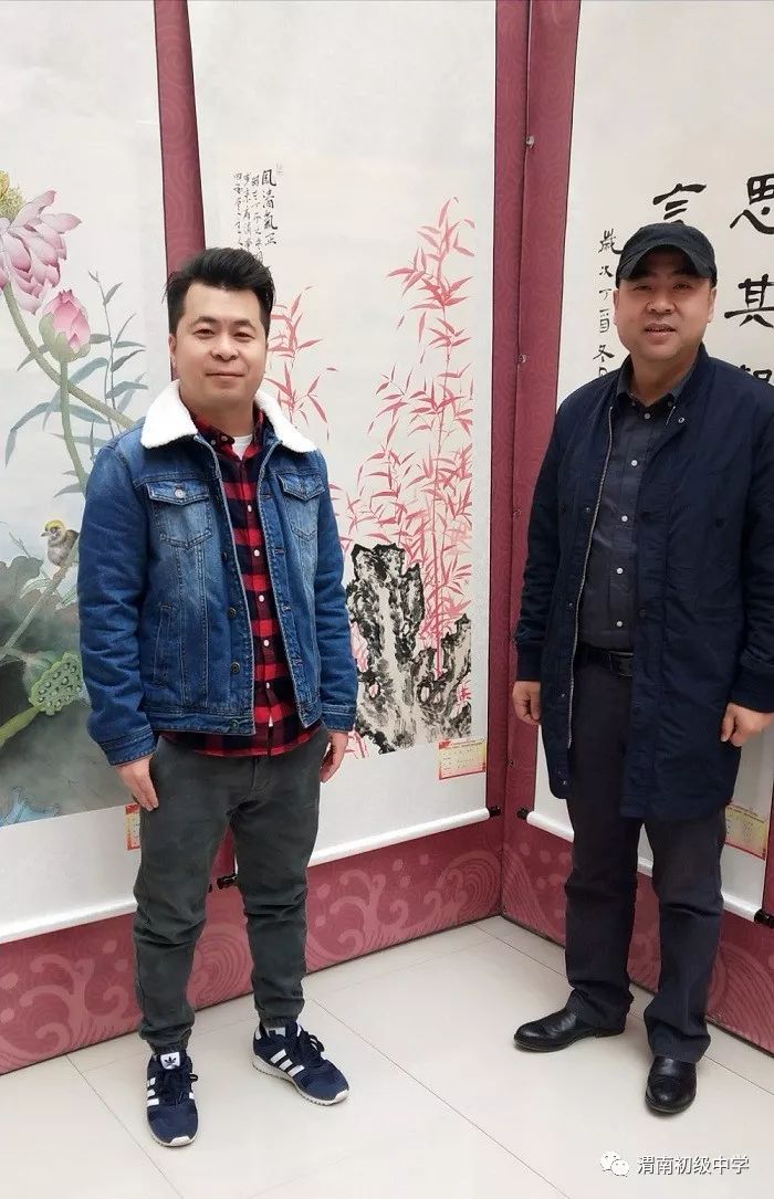 华凯与渭南美协副主席党宽阳在作品前留念华凯参展作品《风清气正》