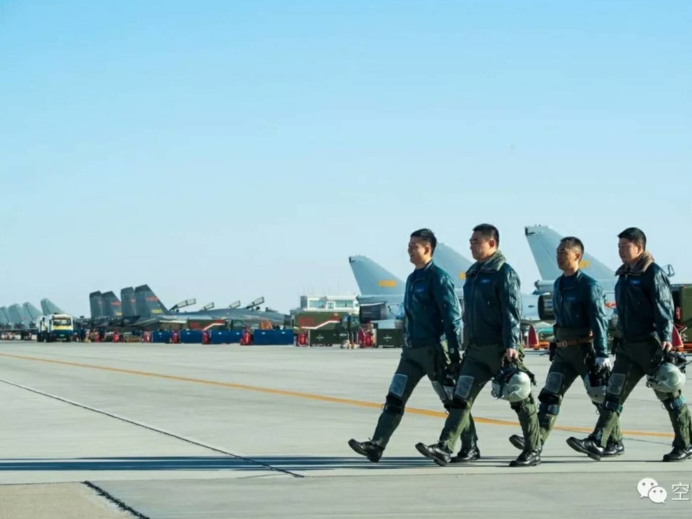 据悉,此次演习总导演为景建峰,现任空军鼎新机场实训基地副司令员.